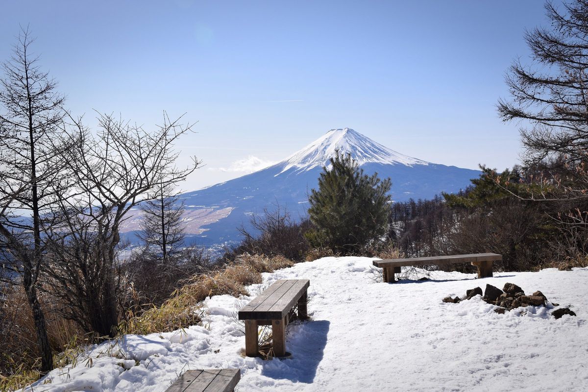 Der schneebedeckte Fuji an einem klaren Wintertag
