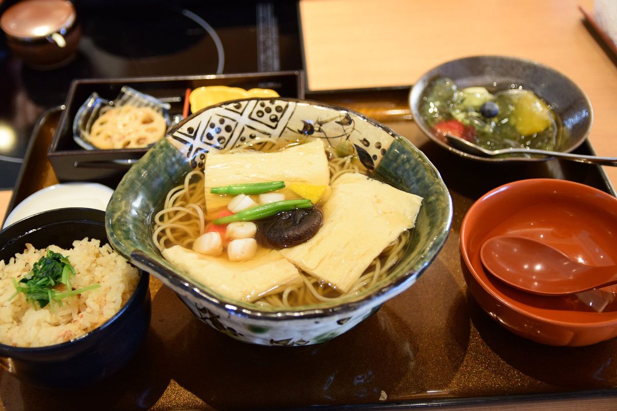 Schale mit Toshikoshi Soba am Silvesterabend