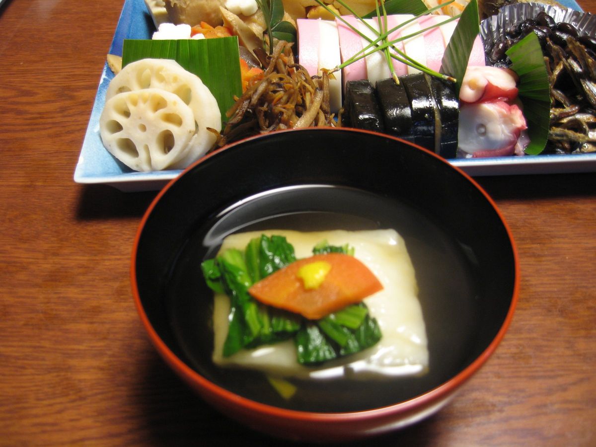 Ozōni-Suppe und Osechi-Gerichte zum Neujahrstag