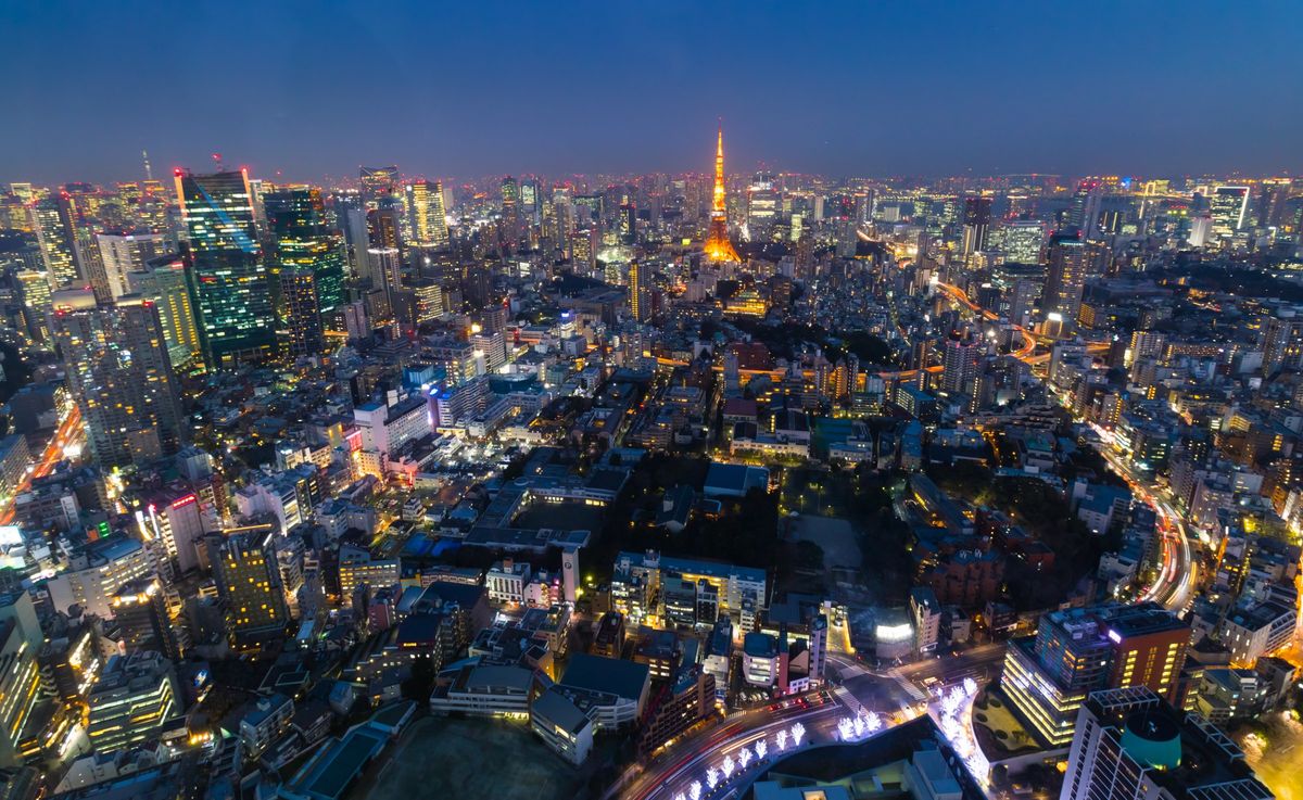 Tokio bei Nacht mit dem beleuchteten Tokyo Tower