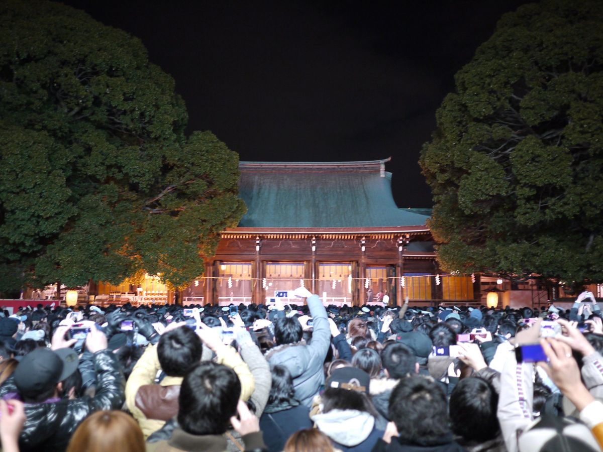 Menschenmenge vor der Haupthalle des Meiji-Schreins in der Neujahrsnacht