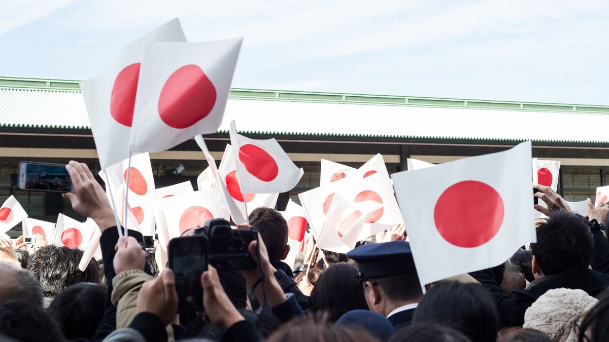 Menschenmenge mit japanischen Fähnchen beim Neujahrsgruß im Kaiserpalast
