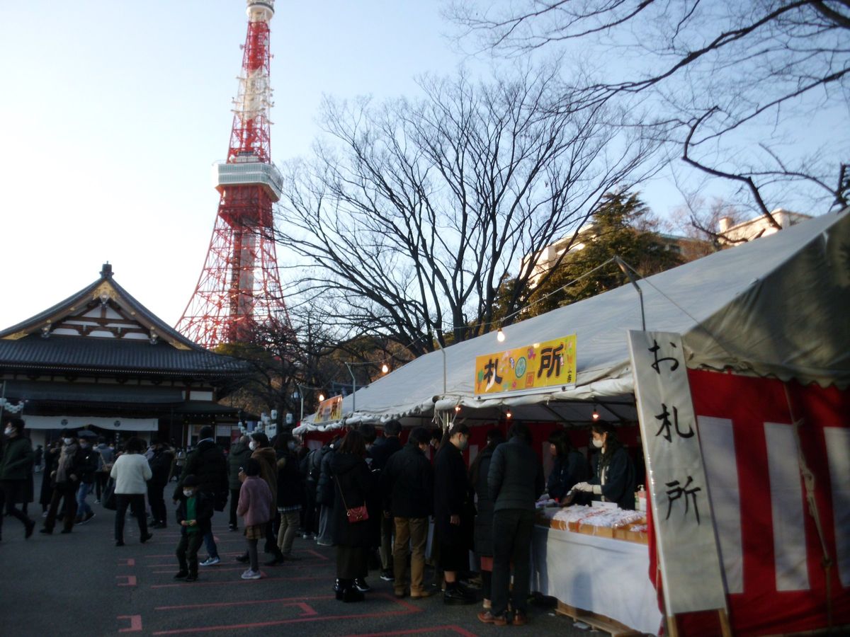 Besucher am Zōjō-ji-Tempel zu Neujahr, im Hintergrund der Tokyo Tower